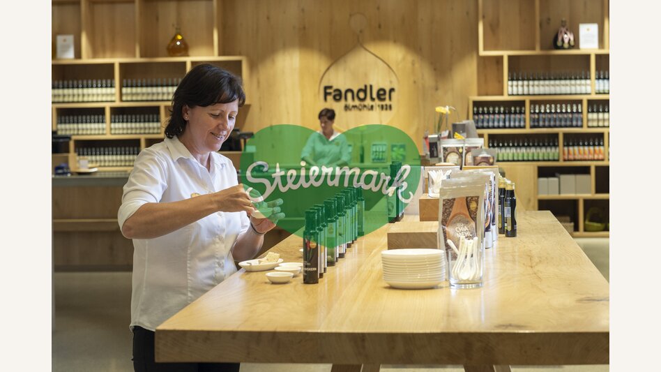 Oil-tasting at the oil mill Fandler in Pöllau | © Steiermark Tourismus | www.johannesgeyer.com