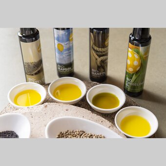 Variety of oil at the oil mill Fandler in Pöllau | © Steiermark Tourismus | www.johannesgeyer.com