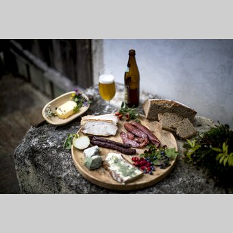 The culinary Styria: Styrian cheese (Steirerkas), speck, sausages, alp butter, coarse rye-bread, beer - the region Schladming-Dachstein | © Steiermark Tourismus | Tom Lamm