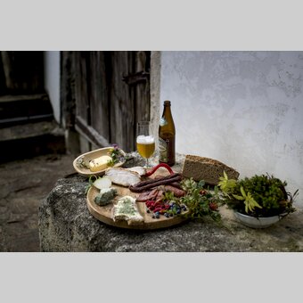 The culinary Styria: Styrian cheese (Steirerkas), speck, sausages, alp butter, coarse rye-bread, beer - the region Schladming-Dachstein | © Steiermark Tourismus | Tom Lamm