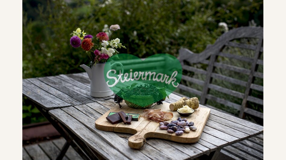 The culinary Thermen- & Vulkanland: Vulcano ham, Zotter chocolate, beetle beans, horseradish and elderberries | © Steiermark Tourismus | Tom Lamm