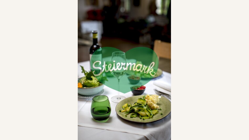 The culinary Styria: zucchini noodles with celery purée and wine "Falter ego" (region Graz) of the wine-growing estate  Hannes Sabathi. | © Steiermark Tourismus | Tom Lamm