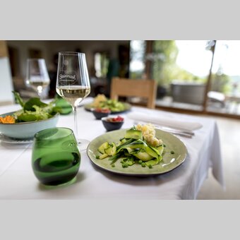 The culinary Styria: zucchini noodles with celery purée | © Steiermark Tourismus | Tom Lamm