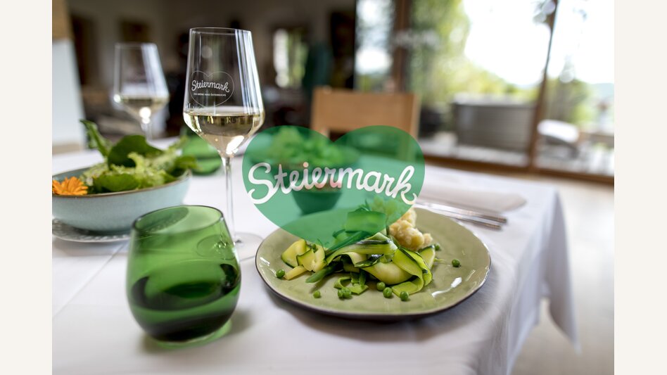 The culinary Styria: zucchini noodles with celery purée | © Steiermark Tourismus | Tom Lamm