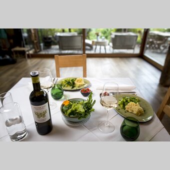 The culinary Styria: zucchini noodles with celery purée and wine "Falter ego" (region Graz) of the wine-growing estate  Hannes Sabathi. | © Steiermark Tourismus | Tom Lamm