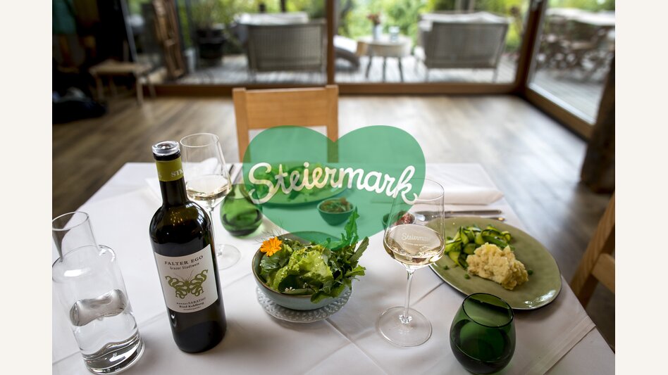 The culinary Styria: zucchini noodles with celery purée and wine "Falter ego" (region Graz) of the wine-growing estate  Hannes Sabathi. | © Steiermark Tourismus | Tom Lamm