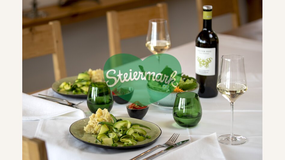 The culinary Styria: zucchini noodles with celery purée and wine "Falter ego" (region Graz) of the wine-growing estate  Hannes Sabathi. | © Steiermark Tourismus | Tom Lamm