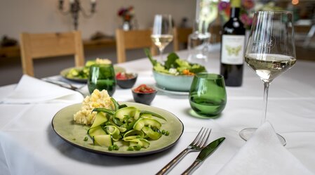 The culinary Styria: zucchini noodles with celery purée and wine "Falter ego" (region Graz) of the wine-growing estate  Hannes Sabathi. | © Steiermark Tourismus | Tom Lamm
