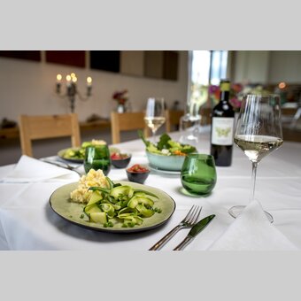The culinary Styria: zucchini noodles with celery purée and wine "Falter ego" (region Graz) of the wine-growing estate  Hannes Sabathi. | © Steiermark Tourismus | Tom Lamm