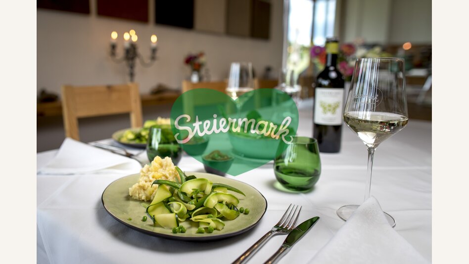 The culinary Styria: zucchini noodles with celery purée and wine "Falter ego" (region Graz) of the wine-growing estate  Hannes Sabathi. | © Steiermark Tourismus | Tom Lamm
