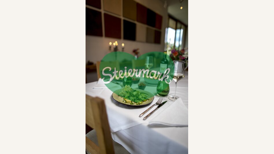Die kulinarische Steiermark: Zucchininudeln mit Selleriepüree und Grazer Stadtwein Falter Ego vom Weingut Hannes Sabathi. | © STG | Tom Lamm