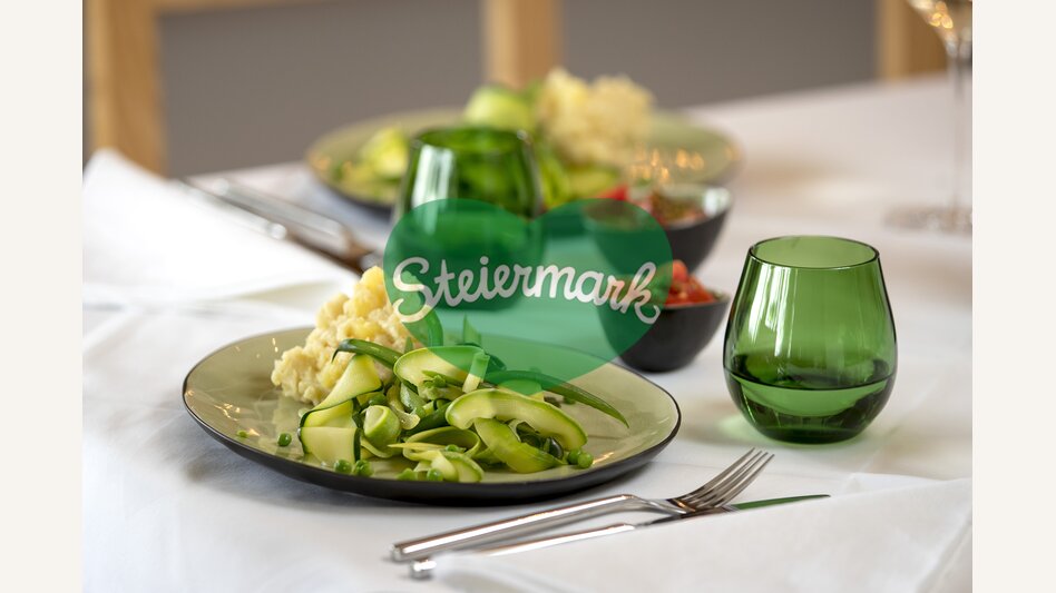 The culinary Styria: zucchini noodles with celery purée. | © Steiermark Tourismus | Tom Lamm