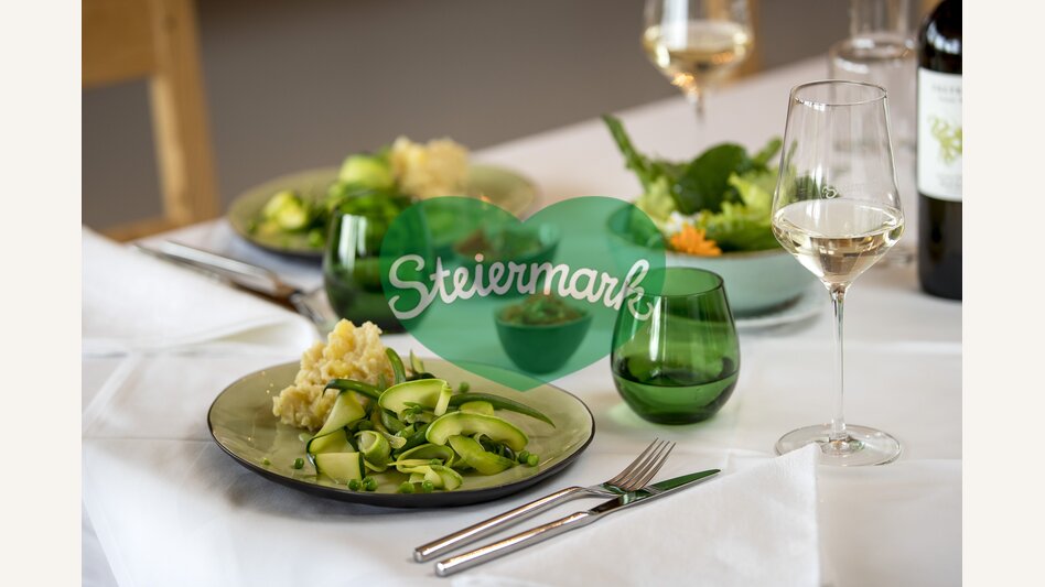 The culinary Styria: zucchini noodles with celery purée and wine "Falter ego" (region Graz) of the wine-growing estate  Hannes Sabathi. | © Steiermark Tourismus | Tom Lamm