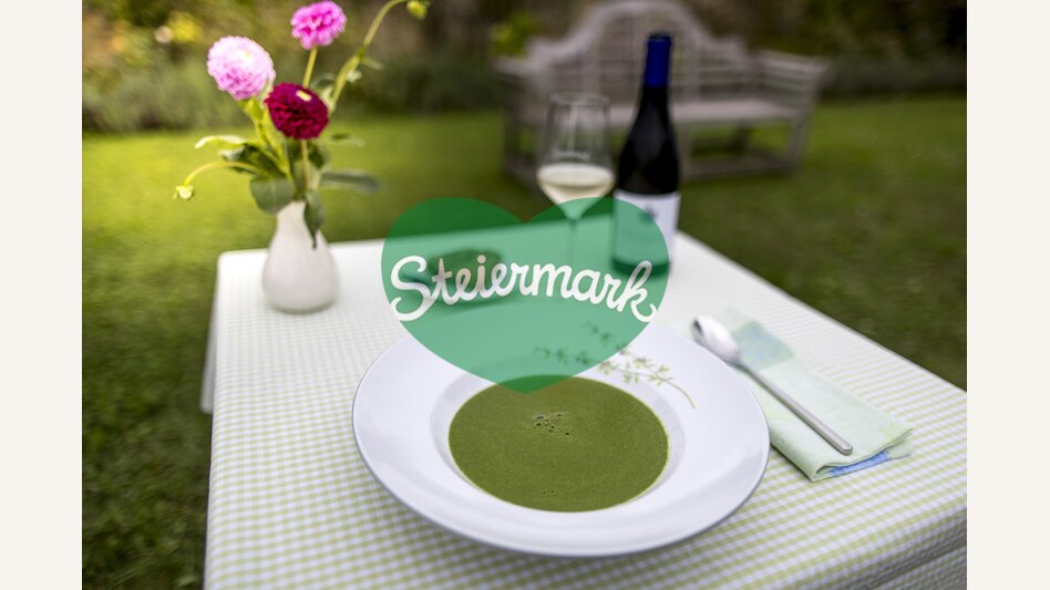 The culinary Styria: Soup of spincah and broccoli with a glas of "Gelber Mustkateller" of the wine-growing estate Kodolitsch | © Steiermark Tourismus | Tom Lamm