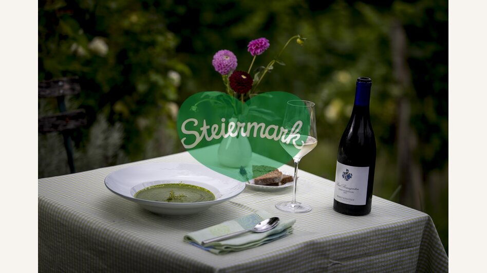 The culinary Styria: Soup of spinach and broccoli with a glas of "Gelber Mustkateller" of the wine-growing estate Kodolitsch | © Steiermark Tourismus | Tom Lamm