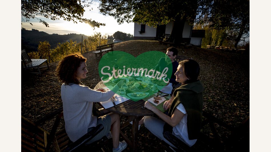 Buschenschank-snack during the Styrian Wine Country Cycling tour: Adam am Schererkogl, Gamlitz | © Steiermark Tourismus | Tom Lamm