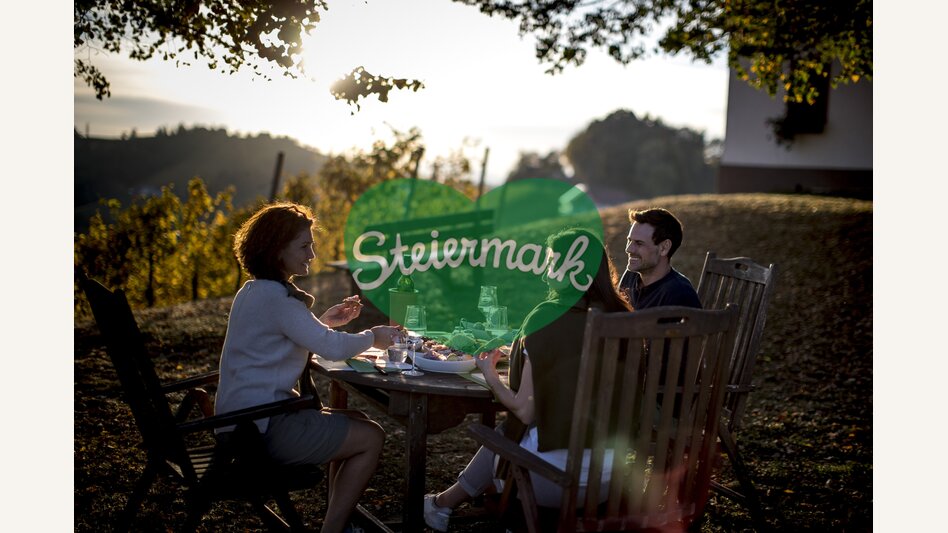 Buschenschank-snack during the Styrian Wine Country Cycling tour: Adam am Schererkogl, Gamlitz | © Steiermark Tourismus | Tom Lamm
