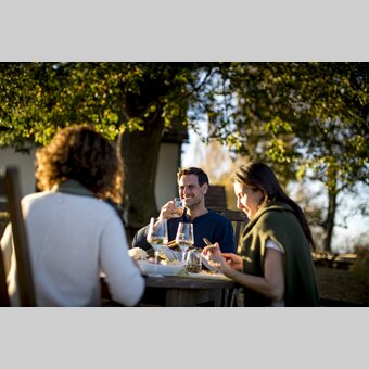 Buschenschank-snack during the Styrian Wine Country Cycling tour: Adam am Schererkogl, Gamlitz | © Steiermark Tourismus | Tom Lamm
