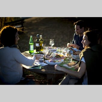 Buschenschank-snack during the Styrian Wine Country Cycling tour: Adam am Schererkogl, Gamlitz | © Steiermark Tourismus | Tom Lamm