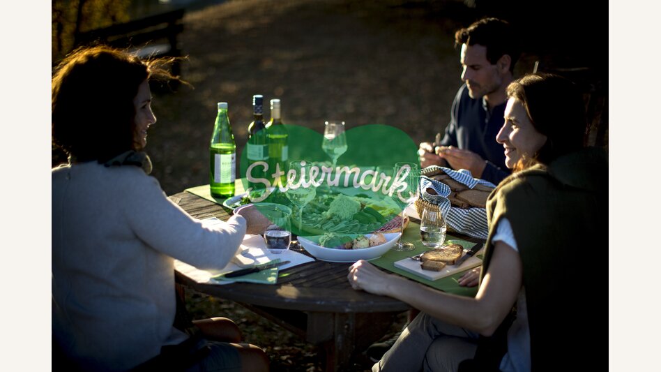 Buschenschank-snack during the Styrian Wine Country Cycling tour: Adam am Schererkogl, Gamlitz | © Steiermark Tourismus | Tom Lamm