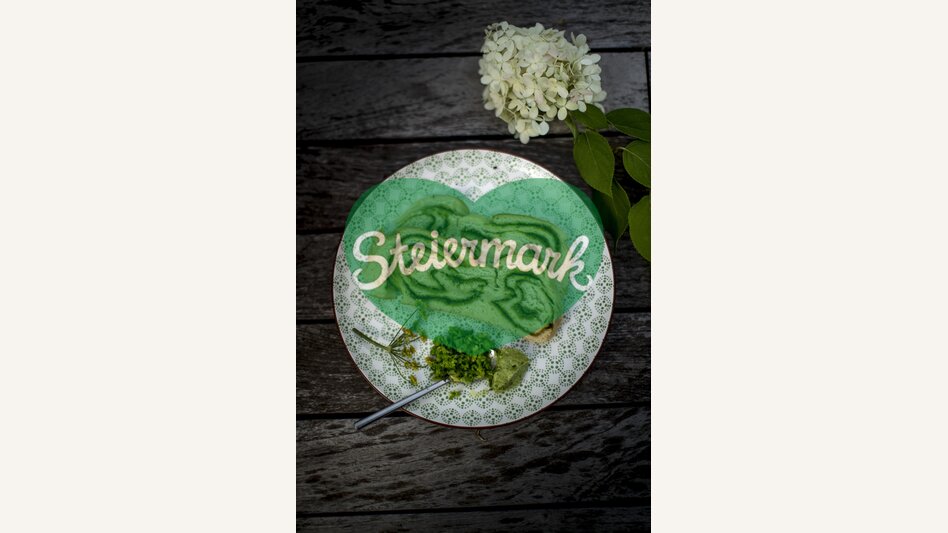 The culinary Styria: spicy wood garlic wreath | © Steiermark Tourismus | Tom Lamm