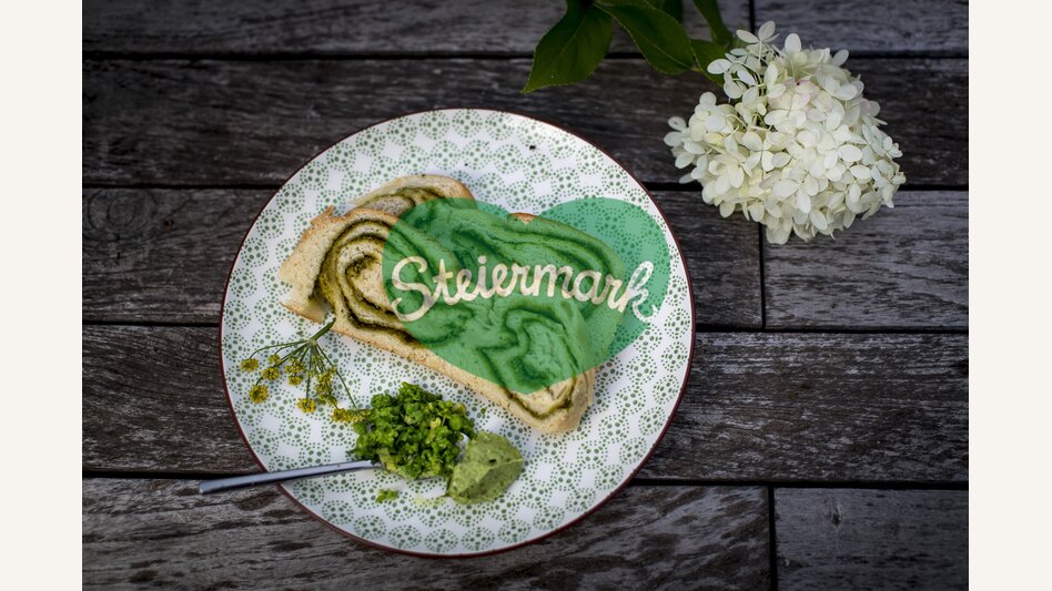The culinary Styria: spicy wood garlic wreath | © Steiermark Tourismus | Tom Lamm