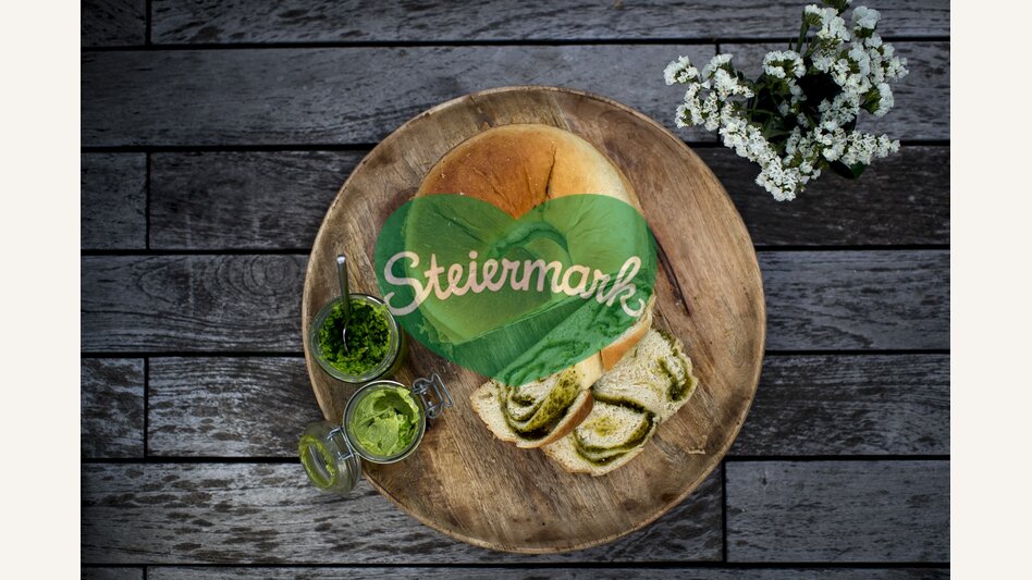 The culinary Styria: spicy wood garlic wreath | © Steiermark Tourismus | Tom Lamm