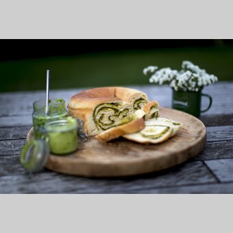 The culinary Styria: spicy wood garlic wreath | © Steiermark Tourismus | Tom Lamm