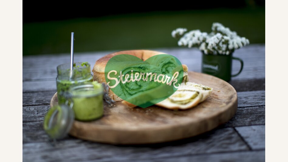 The culinary Styria: spicy wood garlic wreath | © Steiermark Tourismus | Tom Lamm