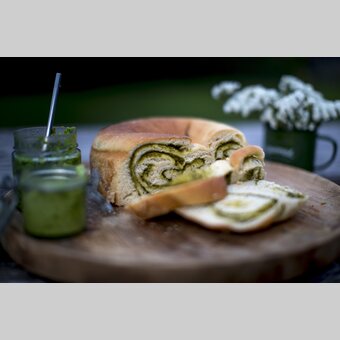 The culinary Styria: spicy wood garlic wreath | © Steiermark Tourismus | Tom Lamm