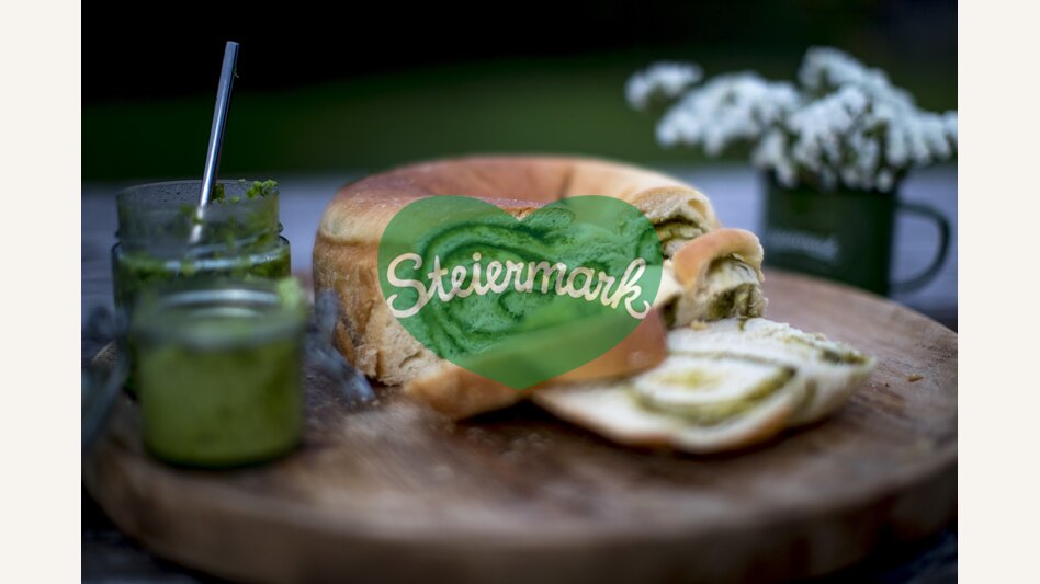 The culinary Styria: spicy wood garlic wreath | © Steiermark Tourismus | Tom Lamm
