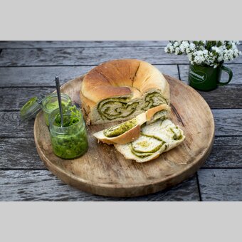 The culinary Styria: spicy wood garlic wreath | © Steiermark Tourismus | Tom Lamm