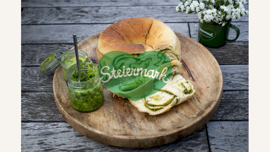 The culinary Styria: spicy wood garlic wreath | © Steiermark Tourismus | Tom Lamm