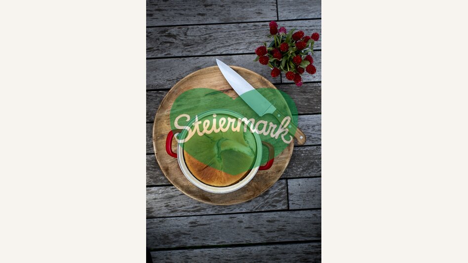 The culinary Styria: spicy wood garlic wreath | © Steiermark Tourismus | Tom Lamm