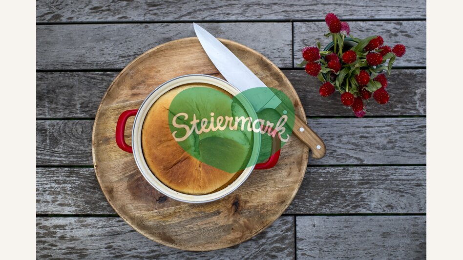 The culinary Styria: spicy wood garlic wreath | © Steiermark Tourismus | Tom Lamm