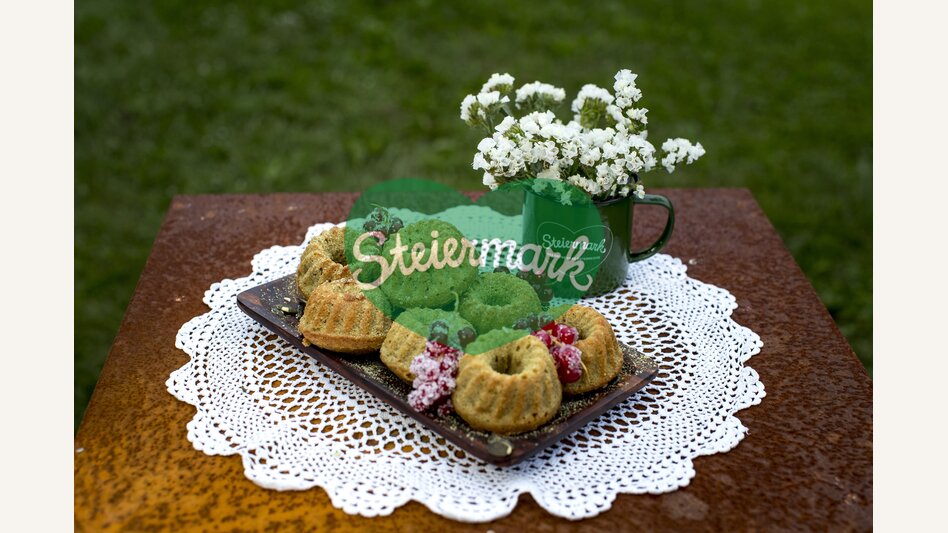 The culinary Styria: ring cakes with pumpkin seed oil | © Steiermark Tourismus | Tom Lamm