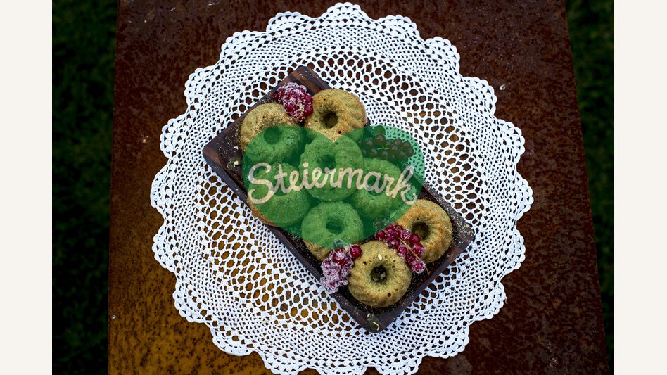 The culinary Styria: ring cakes with pumpkin seed oil | © Steiermark Tourismus | Tom Lamm