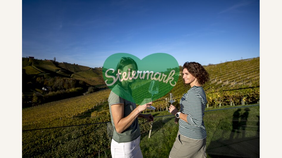Enjoying wine and landscape: Weinschmiede 18, Gamltz | © Steiermark Tourismus | Tom Lamm