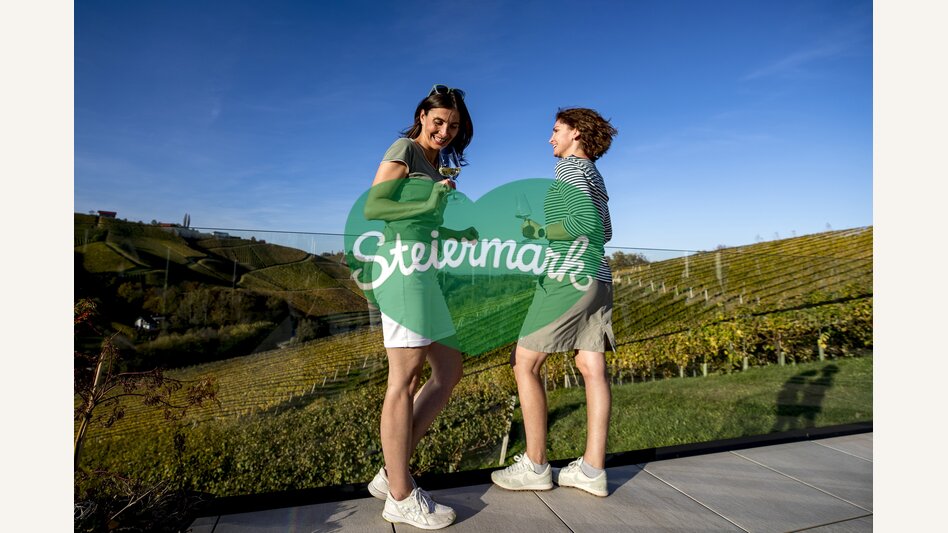 Enjoying wine and landscape: Weinschmiede 18, Gamltz | © Steiermark Tourismus | Tom Lamm