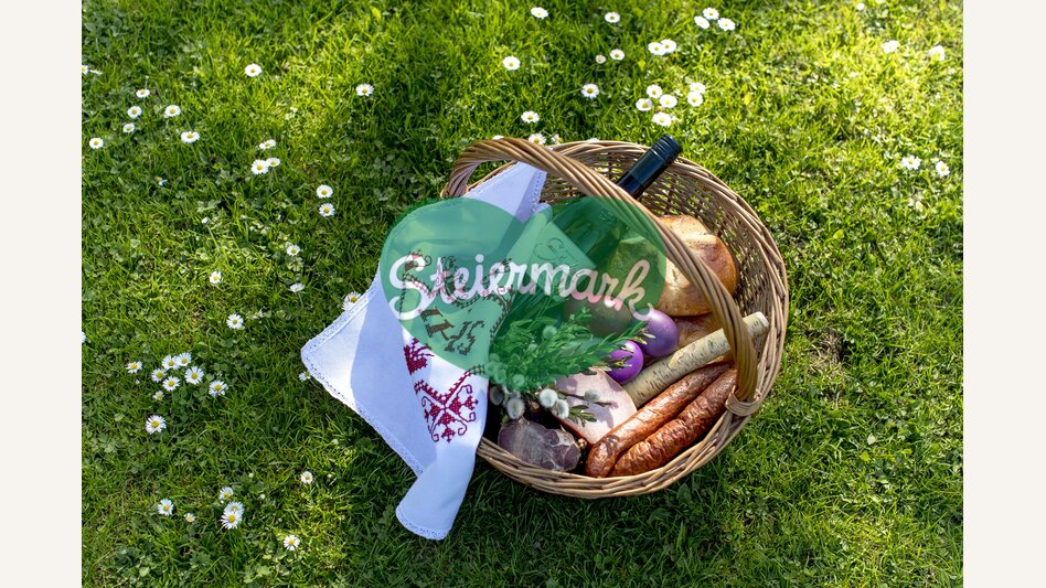 der Weihkorb zu Ostern: mit Osterbrot/Pinze, Geselchtem, Würstel, Ostereiern, Kren (Meerrettich), Salz, Wein, Palmbuschen,... | © STG | Tom Lamm