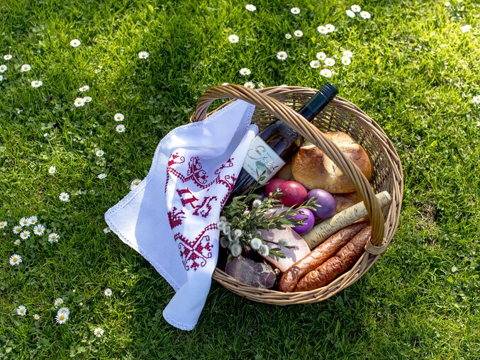 der Weihkorb zu Ostern: mit Osterbrot/Pinze, Geselchtem, Würstel, Ostereiern, Kren (Meerrettich), Salz, Wein, Palmbuschen,...
