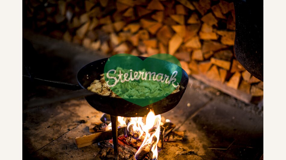 Kaiserschmarrn am offenen Feuer auf der Putzentalalm | © STG | Tom Lamm