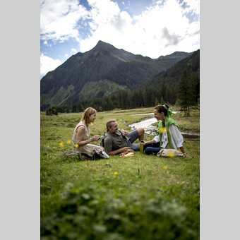 picnic at the Bräualmbach (brook) near St. Nikolai im Sölktal | © Steiermark Tourismus | Tom Lamm