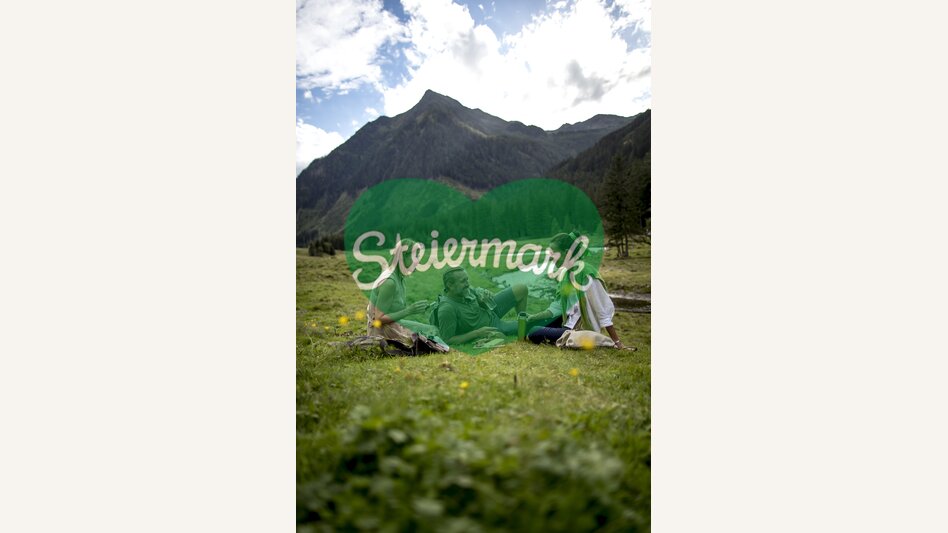 picnic at the Bräualmbach (brook) near St. Nikolai im Sölktal | © Steiermark Tourismus | Tom Lamm