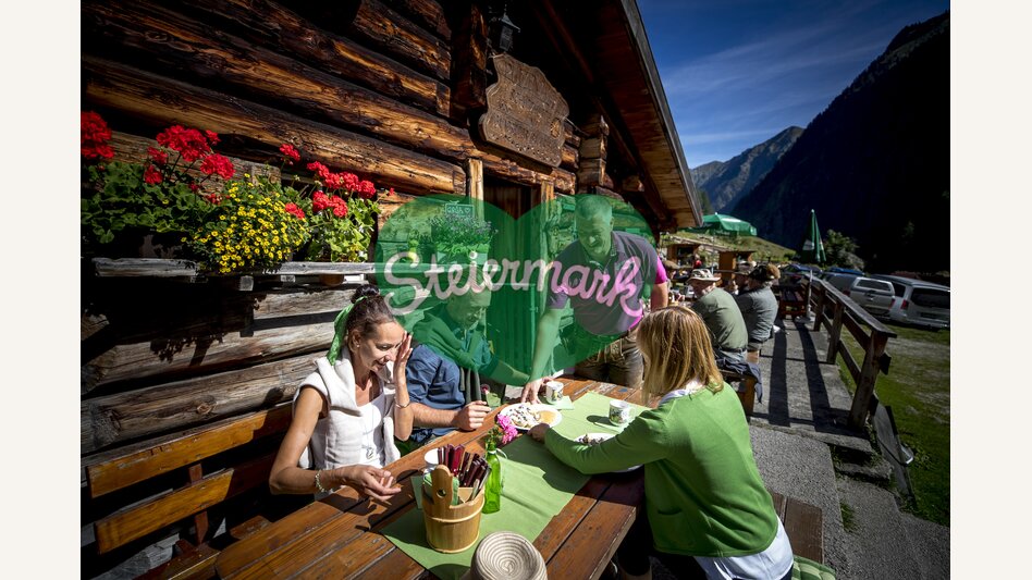 Snack at the Putzentalalm, nature park Sölktäler | © Steiermark Tourismus | Tom Lamm