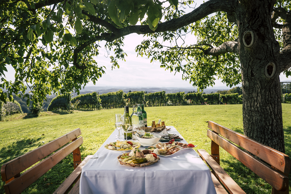 der Tisch ist gedeckt im Sommerurlaub | © STG | Bernhard Bergmann