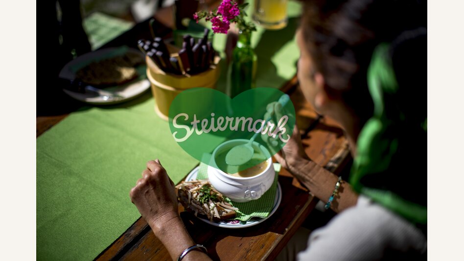 Potato-buttermilk soup with a speck bread at the Putzentalalm | © Steiermark Tourismus | Tom Lamm