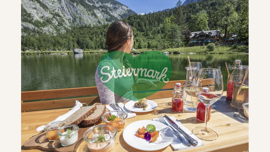 Picnic on a boat (called Plätte) at the Altausseer See | © Steiermark Tourismus | photo-austria.at