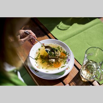 Kaspressknödelsuppe auf der Putzentalalm | © STG | Tom Lamm