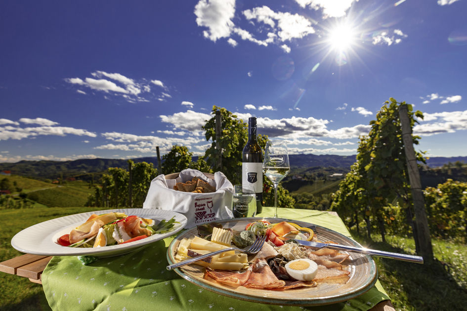 Buschenschankjause im Weingarten in der Südsteiermark (Weingut Dreisiebner) | © Steiermark Tourismus | Harry Schiffer